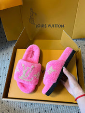 SLIPPER IN BRIGHT PINK FLEECE WITH CAMEL BEIGE LOGO