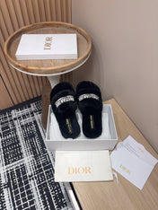 THICK-SOLE SLIPPERS BLACK SHEARLING WITH EMBROIDERED LOGO