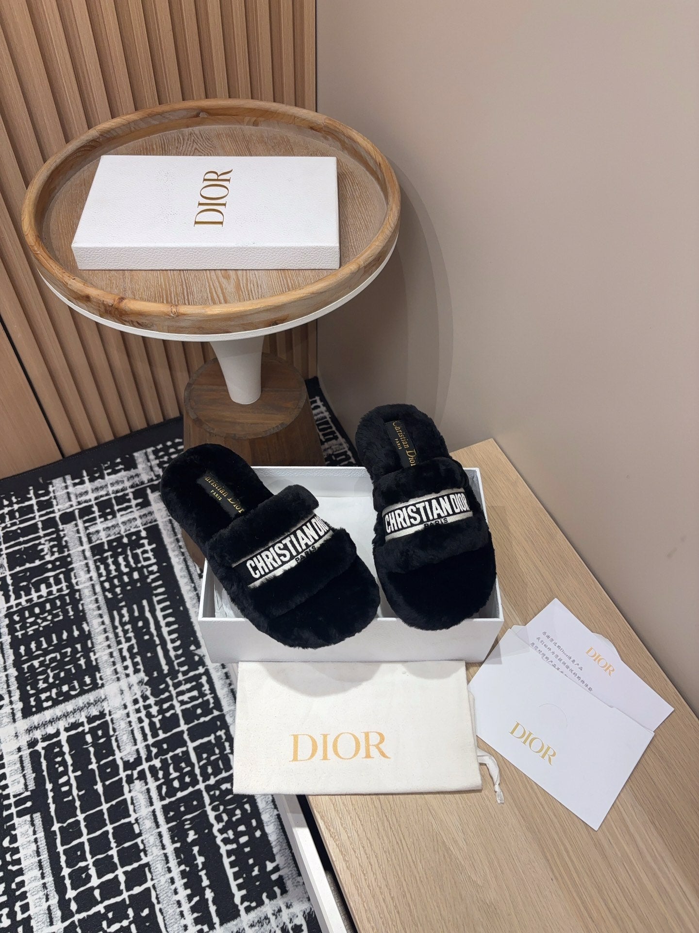 THICK-SOLE SLIPPERS BLACK SHEARLING WITH EMBROIDERED LOGO