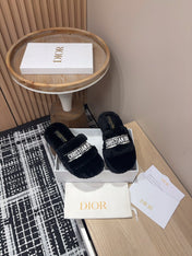 THICK-SOLE SLIPPERS BLACK SHEARLING WITH EMBROIDERED LOGO