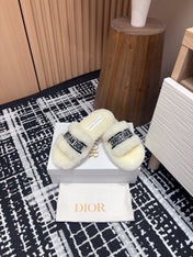 THICK-SOLE SLIPPERS WHITE CREAM SHEARLING WITH EMBROIDERED LOGO