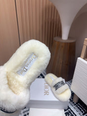 THICK-SOLE SLIPPERS WHITE CREAM SHEARLING WITH EMBROIDERED LOGO