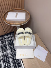 THICK-SOLE SLIPPERS WHITE CREAM SHEARLING WITH EMBROIDERED LOGO