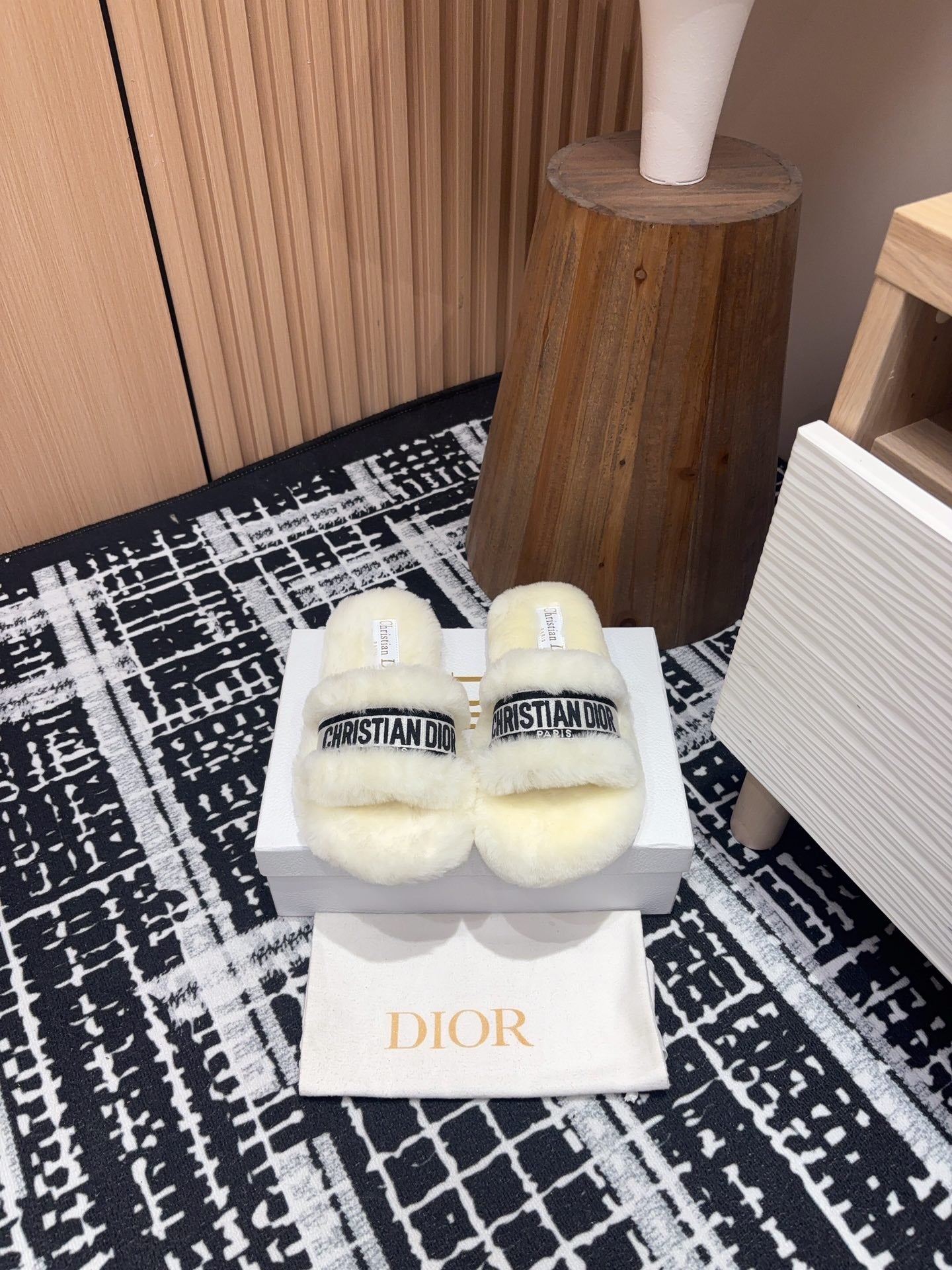 THICK-SOLE SLIPPERS WHITE CREAM SHEARLING WITH EMBROIDERED LOGO