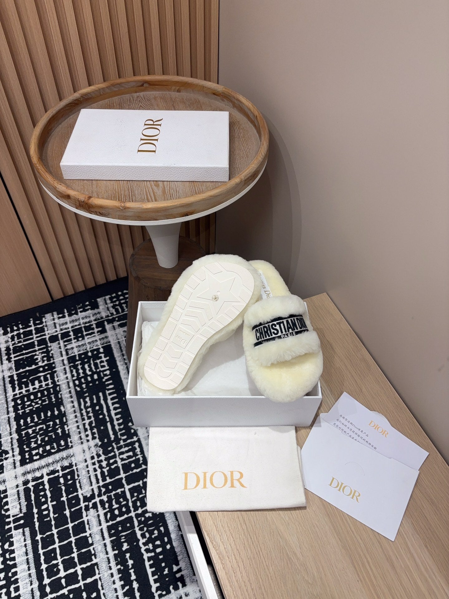 THICK-SOLE SLIPPERS WHITE CREAM SHEARLING WITH EMBROIDERED LOGO