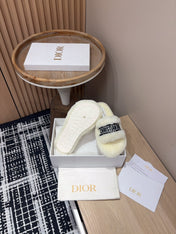 THICK-SOLE SLIPPERS WHITE CREAM SHEARLING WITH EMBROIDERED LOGO