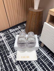 THICK-SOLE SLIPPERS IN PALE GRAY SHEARLING WITH EMBROIDERED LOGO