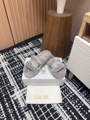 THICK-SOLE SLIPPERS IN PALE GRAY SHEARLING WITH EMBROIDERED LOGO