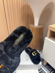 THICK-SOLE SLIPPER IN BLACK FLEECE WITH GOLD LOGO