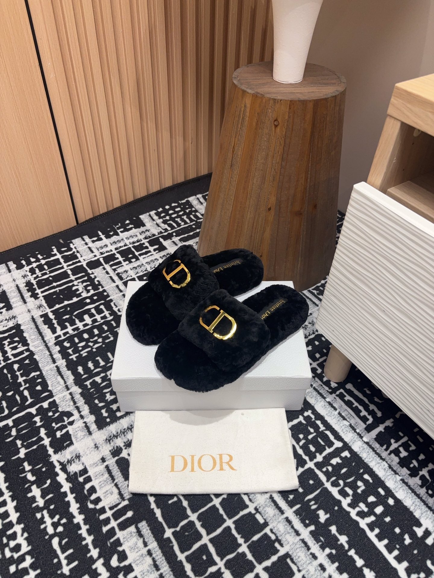 THICK-SOLE SLIPPER IN BLACK FLEECE WITH GOLD LOGO