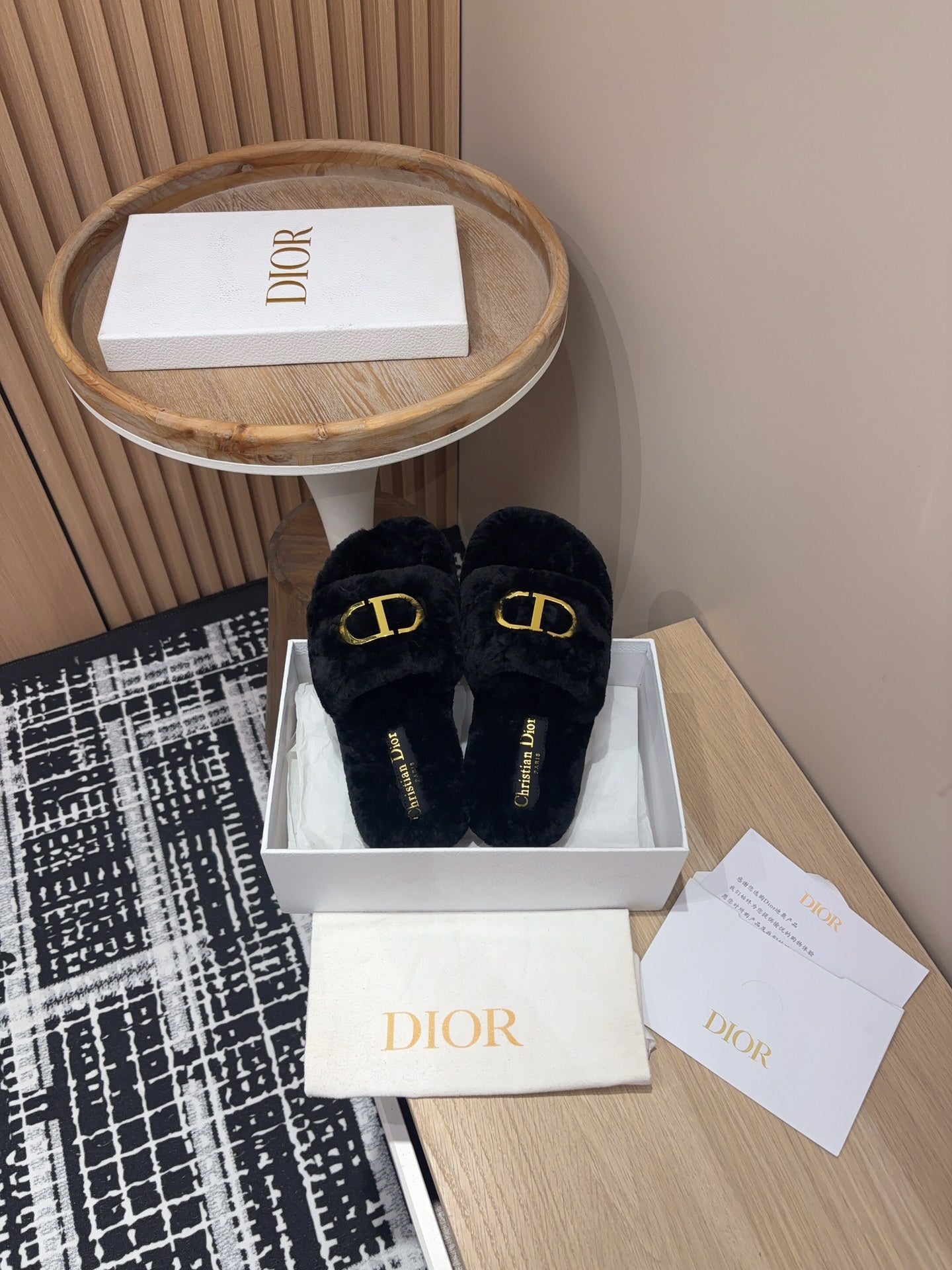 THICK-SOLE SLIPPER IN BLACK FLEECE WITH GOLD LOGO