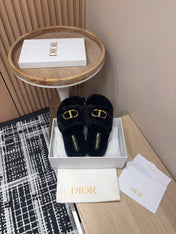 THICK-SOLE SLIPPER IN BLACK FLEECE WITH GOLD LOGO