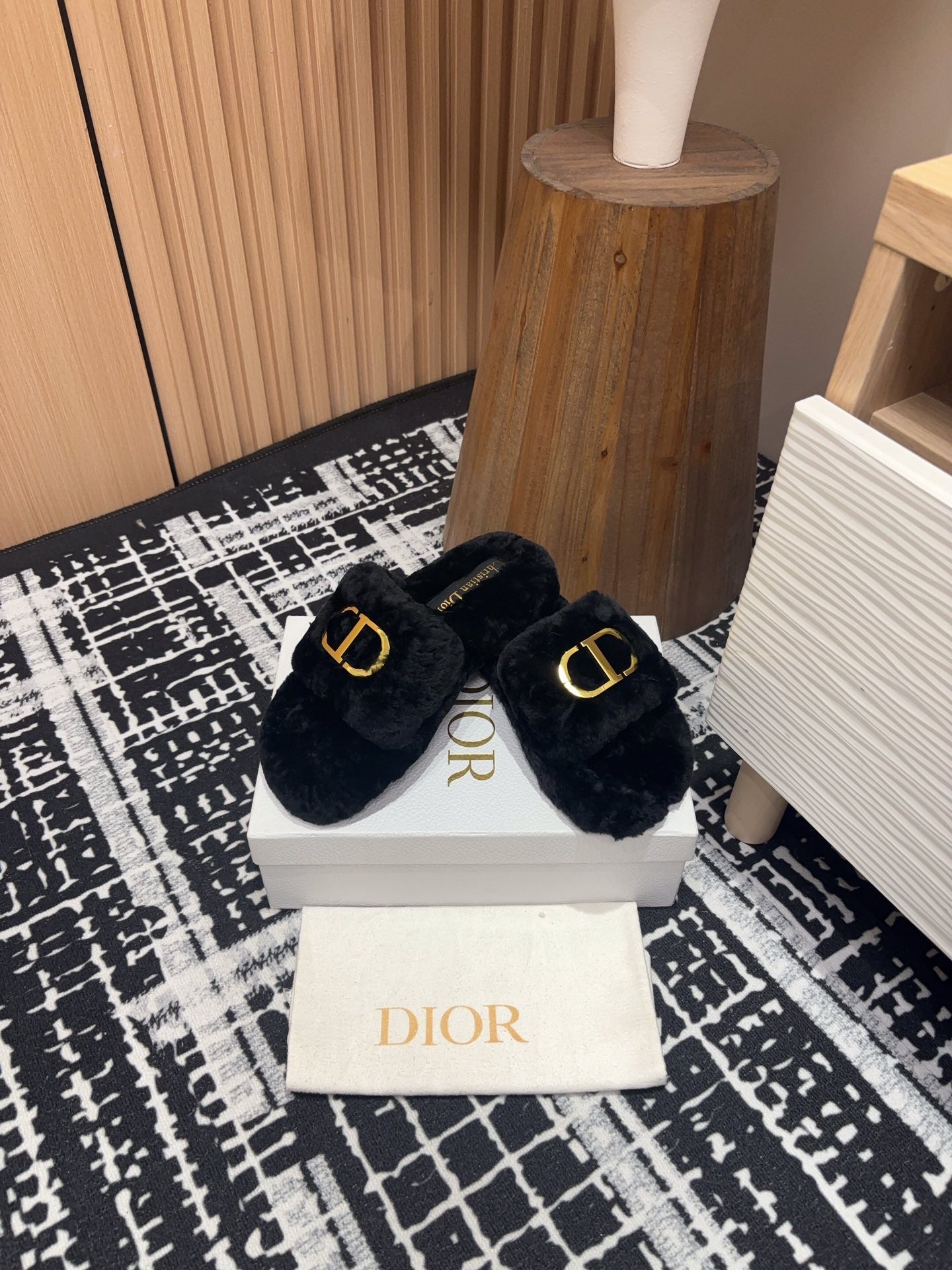 THICK-SOLE SLIPPER IN BLACK FLEECE WITH GOLD LOGO