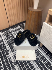 THICK-SOLE SLIPPER IN BLACK FLEECE WITH GOLD LOGO