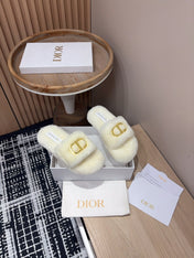 THICK-SOLE SLIPPER IN WHITE CREAM FLEECE WITH GOLD LOGO