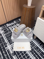 THICK-SOLE SLIPPER IN PALE GRAY FLEECE WITH GOLD LOGO