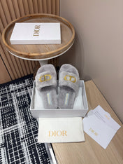 THICK-SOLE SLIPPER IN PALE GRAY FLEECE WITH GOLD LOGO