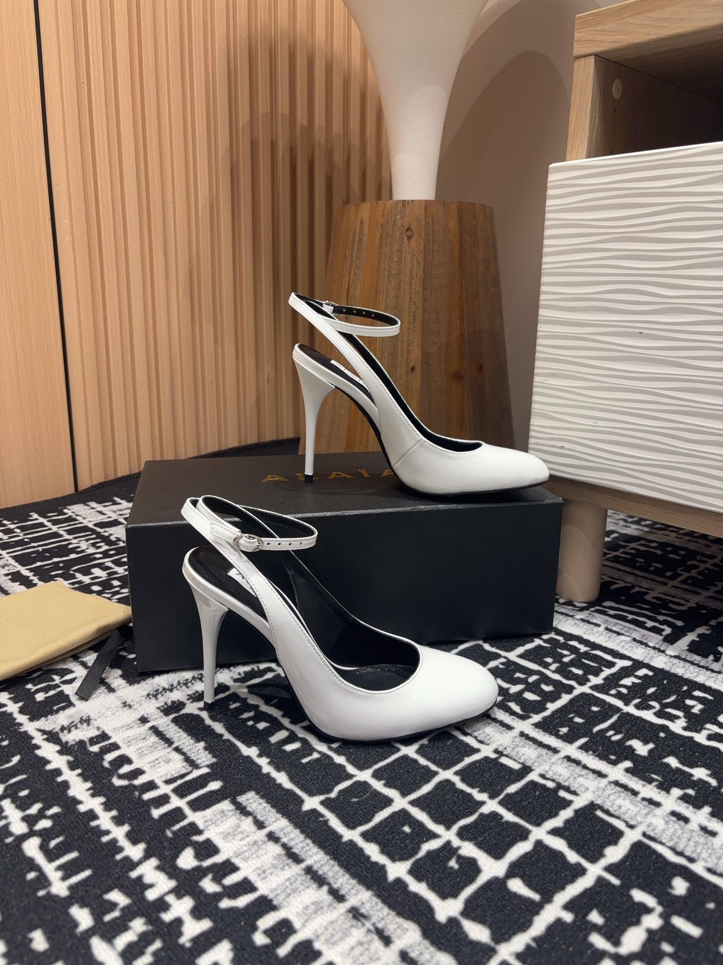 SLINGBACK HEEL 10 CM IN WHITE PATENT CALFSKIN