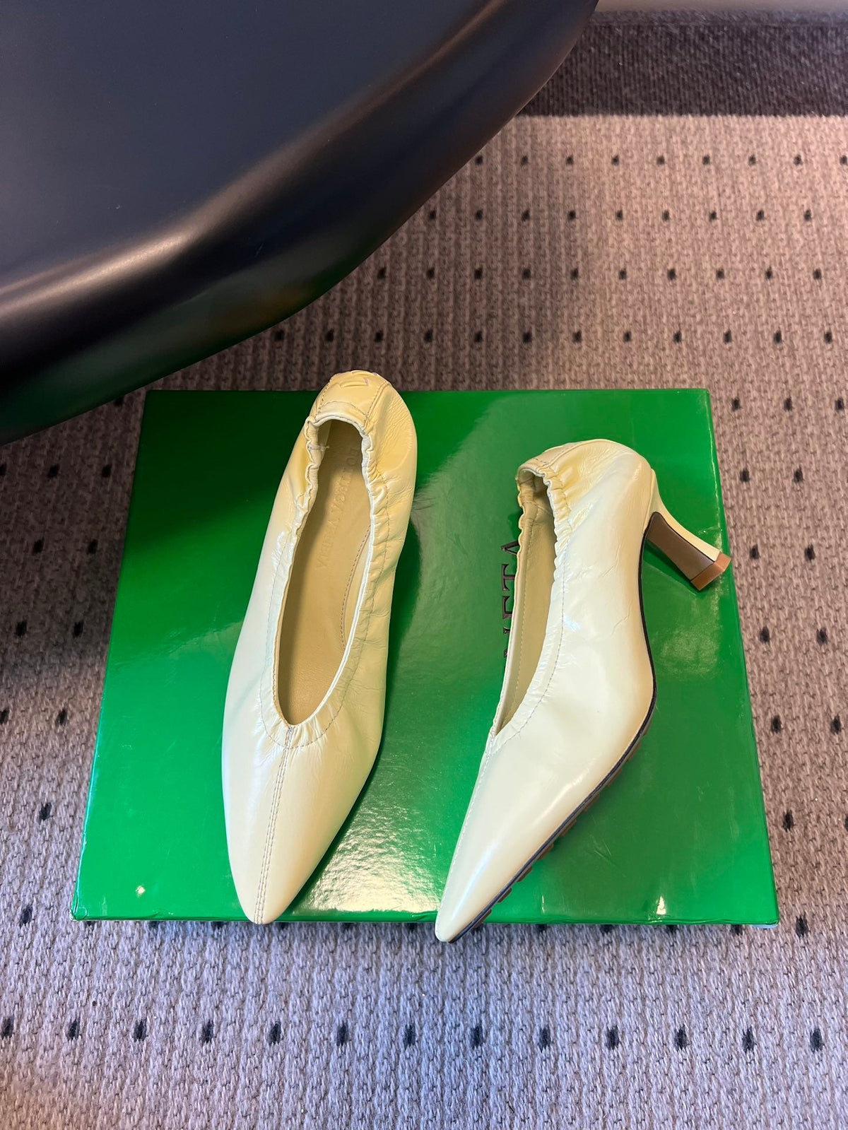 BOTTEGA VENETA 26S HIGH HEELS 40 MM IN CREAM WHITE CALFSKIN