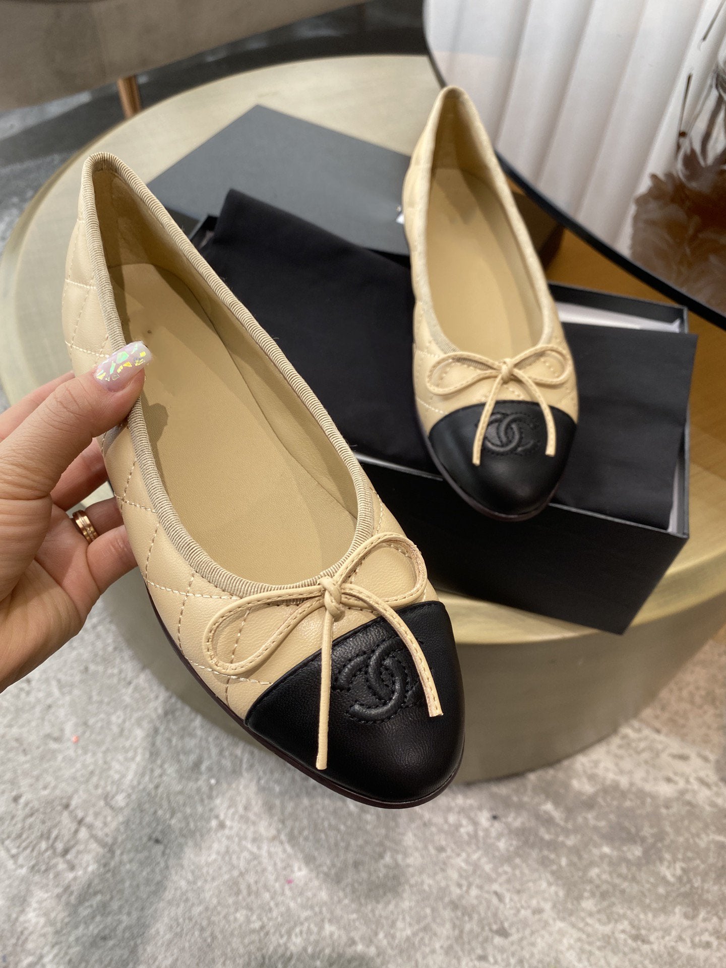 BALLET FLATS BEIGE BLACK QUILTED LAMBSKIN