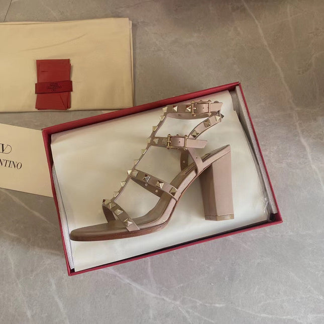 ROCKSTUD CALFSKIN ANKLE STRAP SANDAL 90 BEIGE