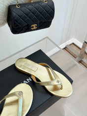 THONG SANDALS IN GOLD GLOSSY CALFKSIN EMBOSSED CRYSTAL