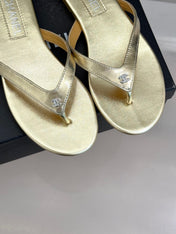THONG SANDALS IN GOLD GLOSSY CALFKSIN EMBOSSED CRYSTAL