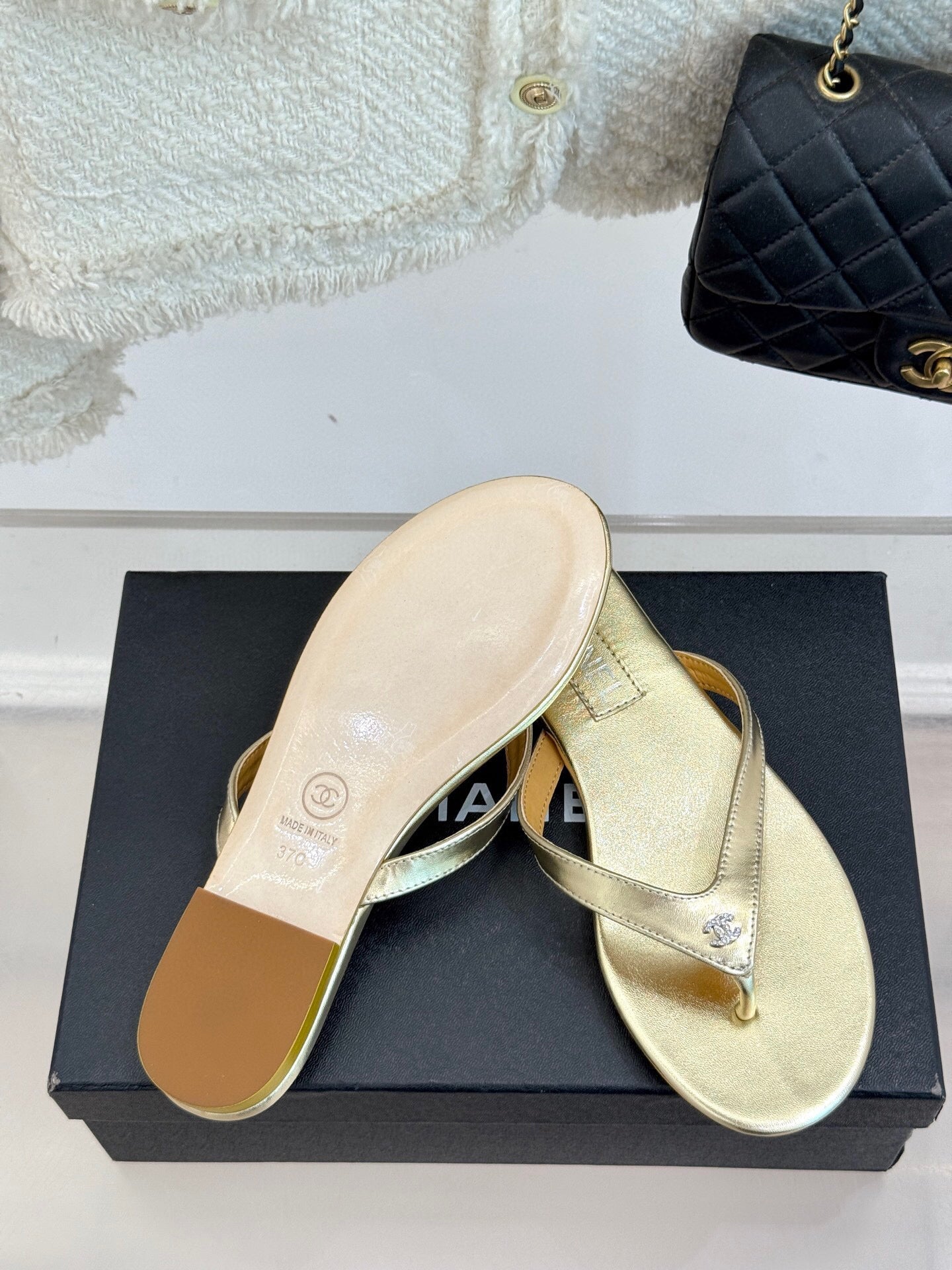 THONG SANDALS IN GOLD GLOSSY CALFKSIN EMBOSSED CRYSTAL