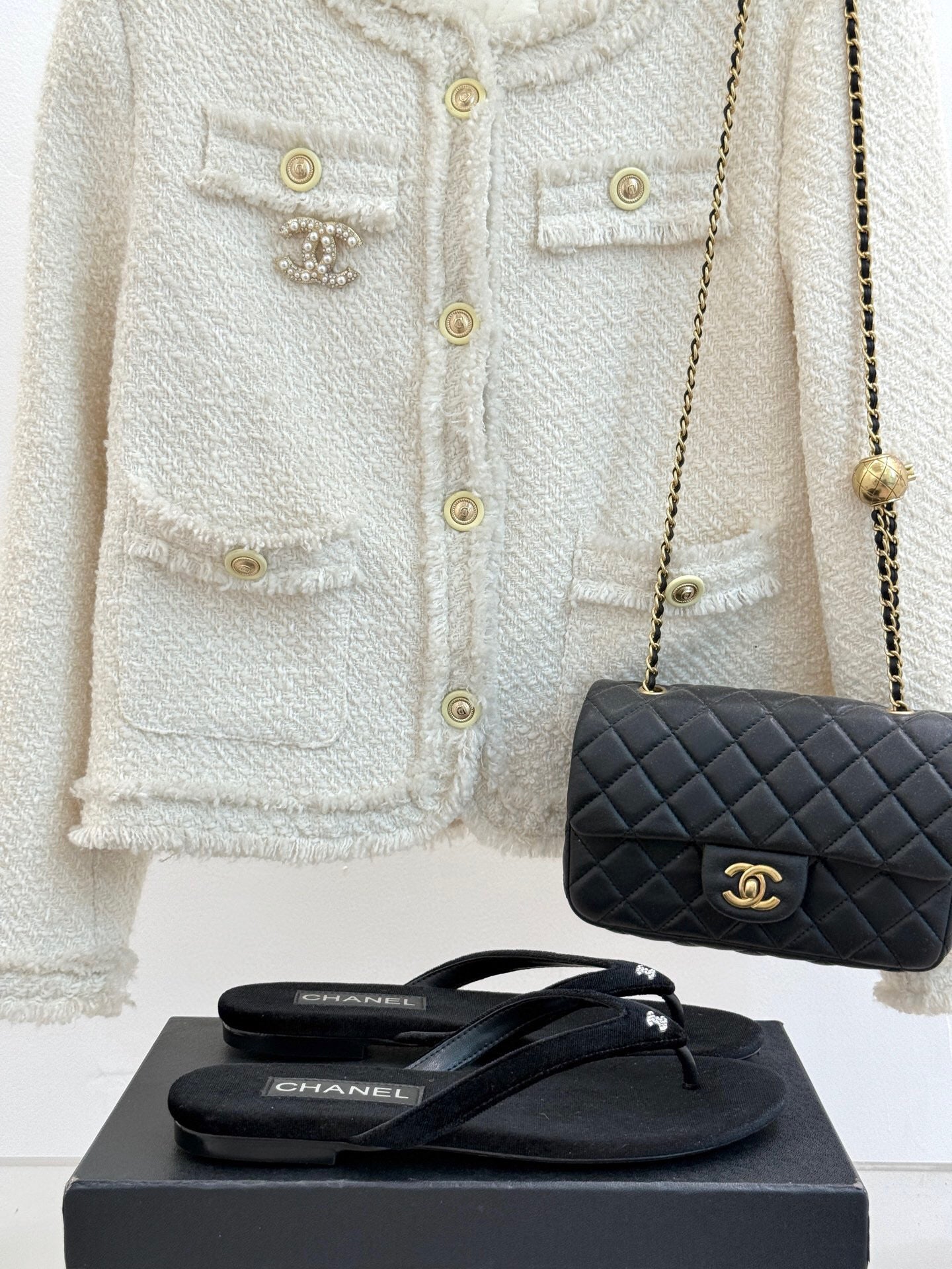 THONG SANDALS IN BLACK VELVET EMBOSSED CRYSTAL