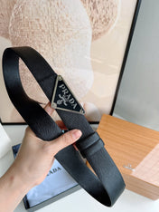 PRA TRIANGLE BELT IN BLACK SAFFIANO LEATHER WITH ENAMEL LOGO BUCKLE