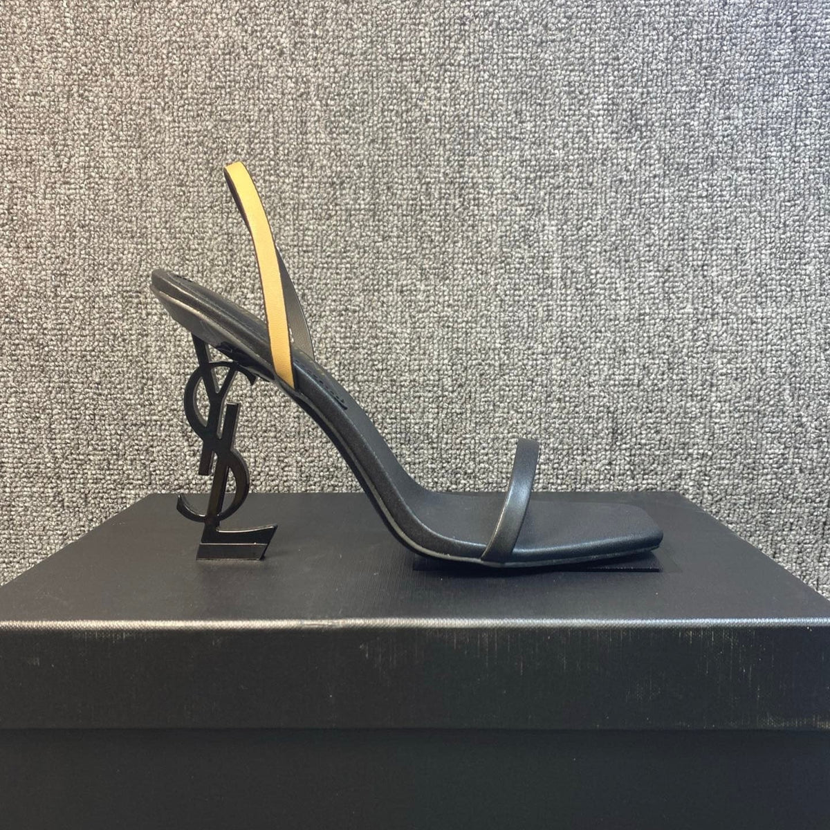 OPAQUE HIGH HEELS IN BLACK CALFSKIN