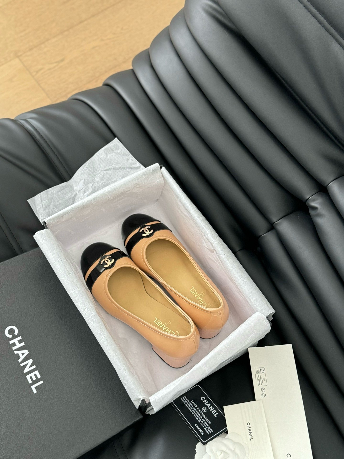 CC CLASSIC PUMPS IN BEIGE AND BLACK CALFSKIN