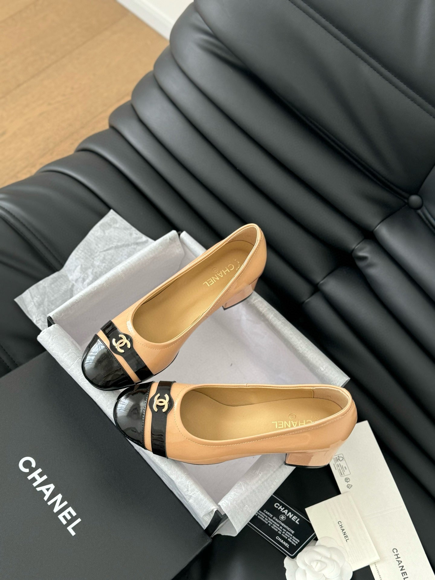 CC CLASSIC PUMPS IN BEIGE AND BLACK CALFSKIN