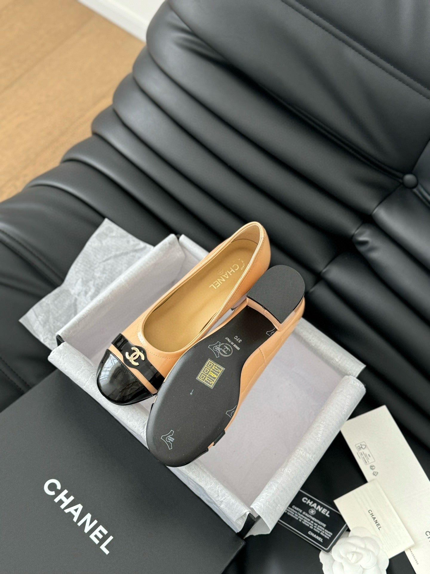 CC CLASSIC PUMPS IN BEIGE AND BLACK CALFSKIN