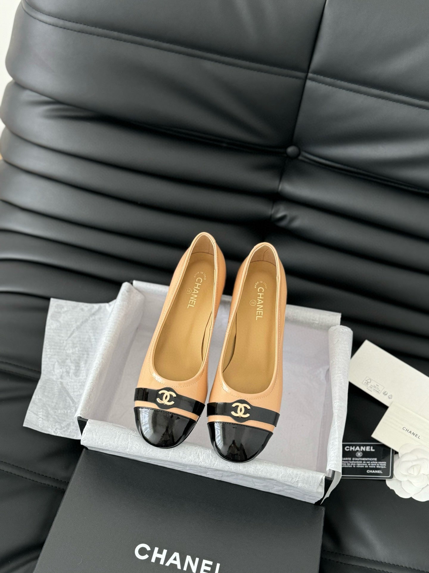 CC CLASSIC PUMPS IN BEIGE AND BLACK CALFSKIN