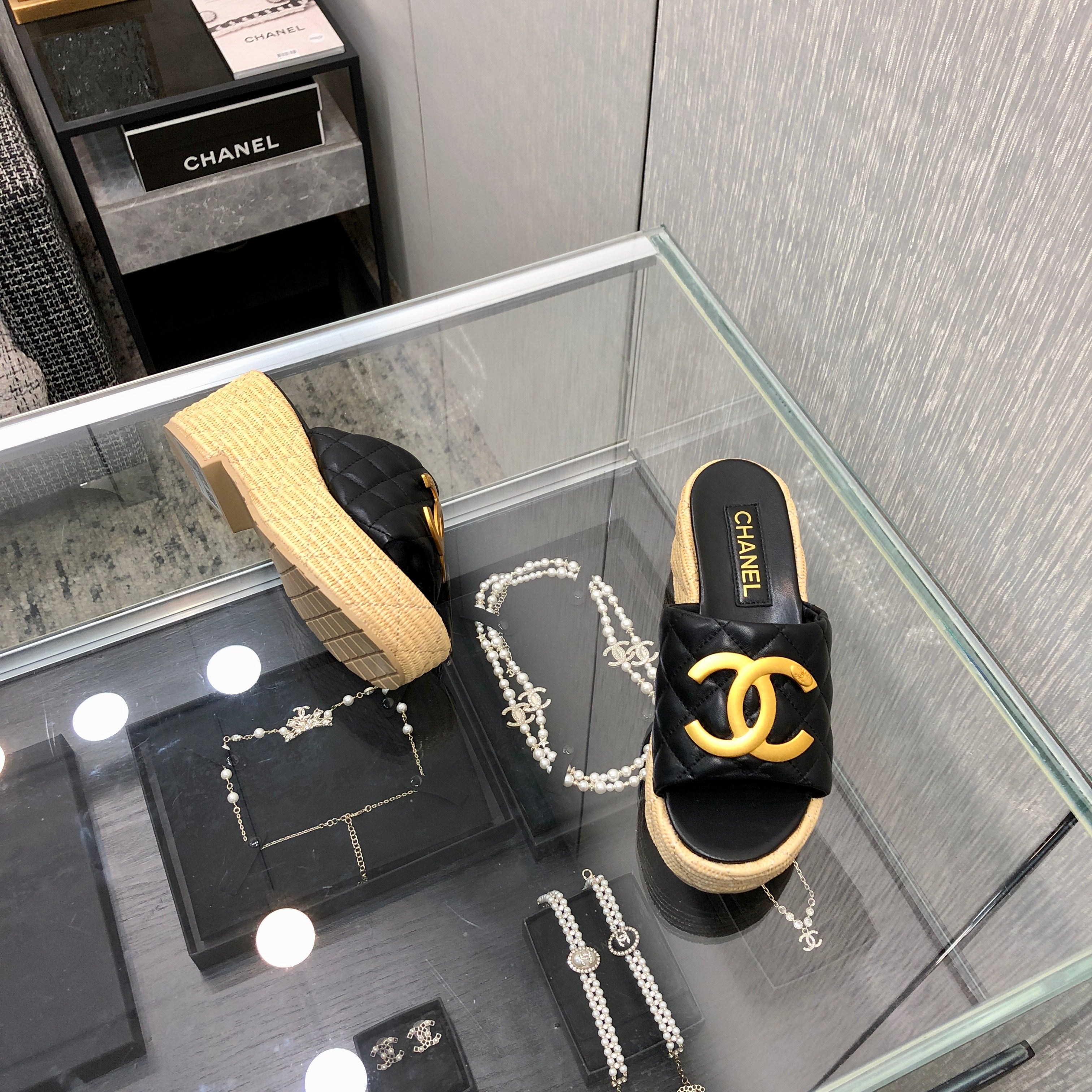 THICK SOLE WEDGE SLIPPERS IN BLACK LAMBSKIN AND BEIGE RUBBER