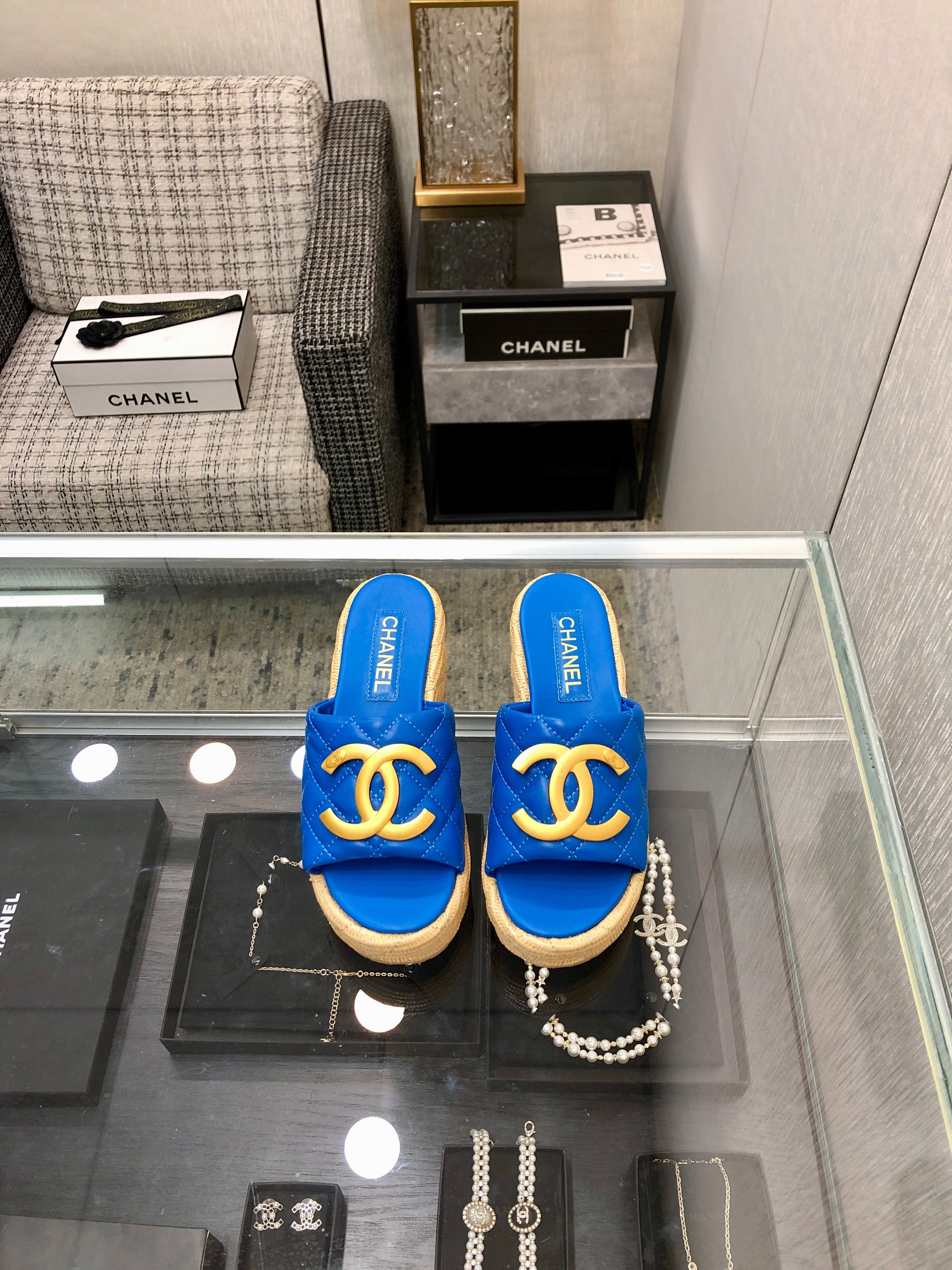 THICK SOLE WEDGE SLIPPERS IN COBALT BLUE LAMBSKIN AND BEIGE RUBBER