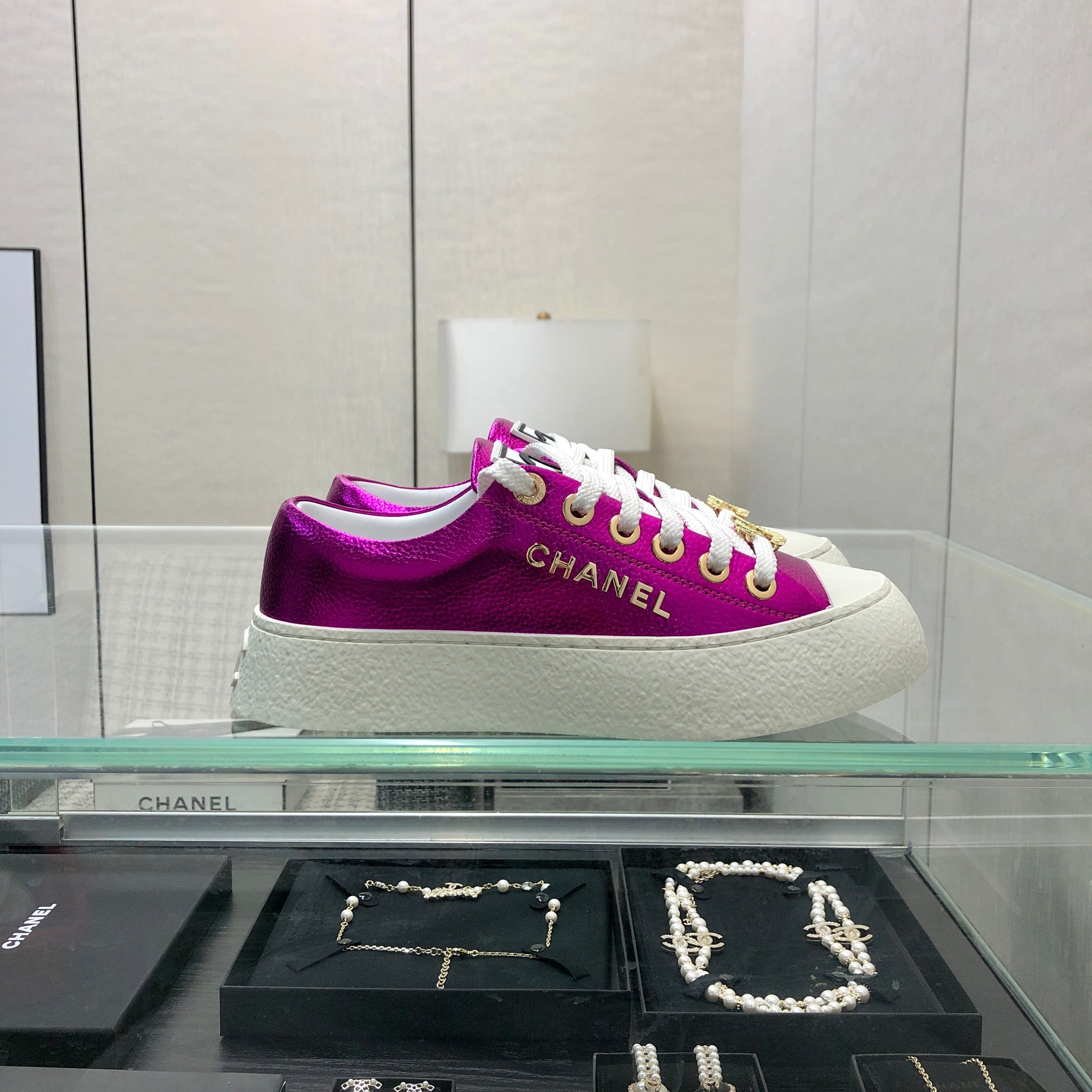 CASUAL SNEAKER IN MAGENTA PURPLE METALLIC LAMBSKIN WITH GOLD LOGO