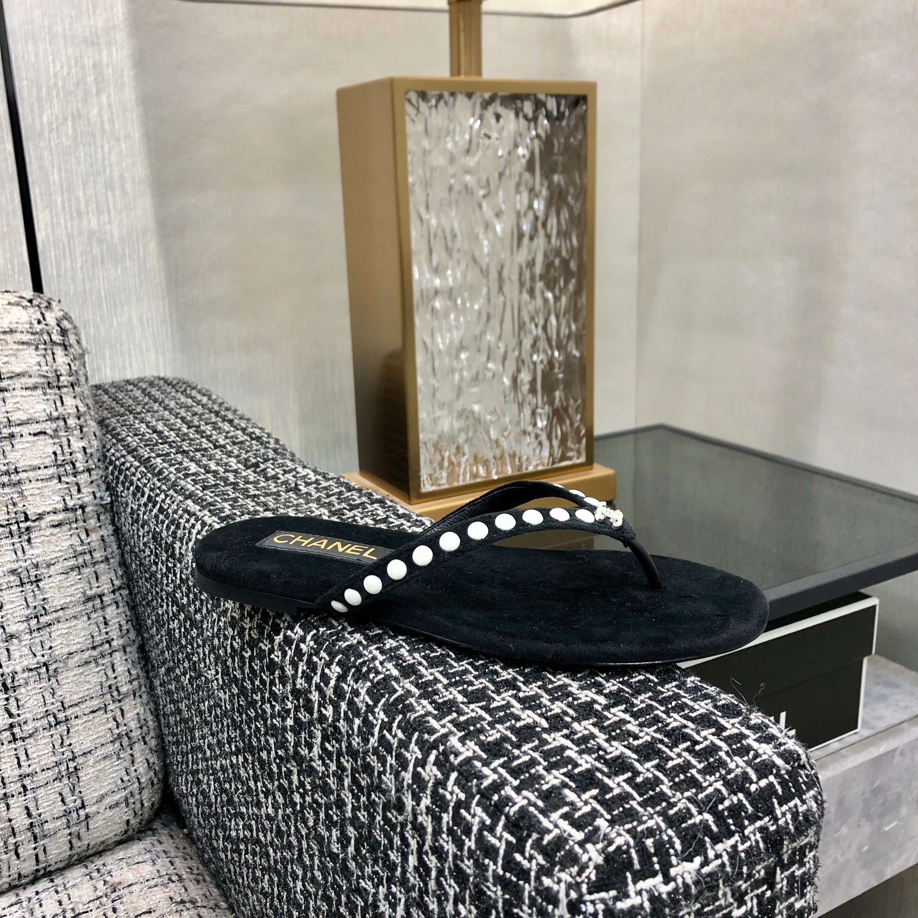 THONG SLIDE IN BLACK SUEDE WITH WHITE DOT