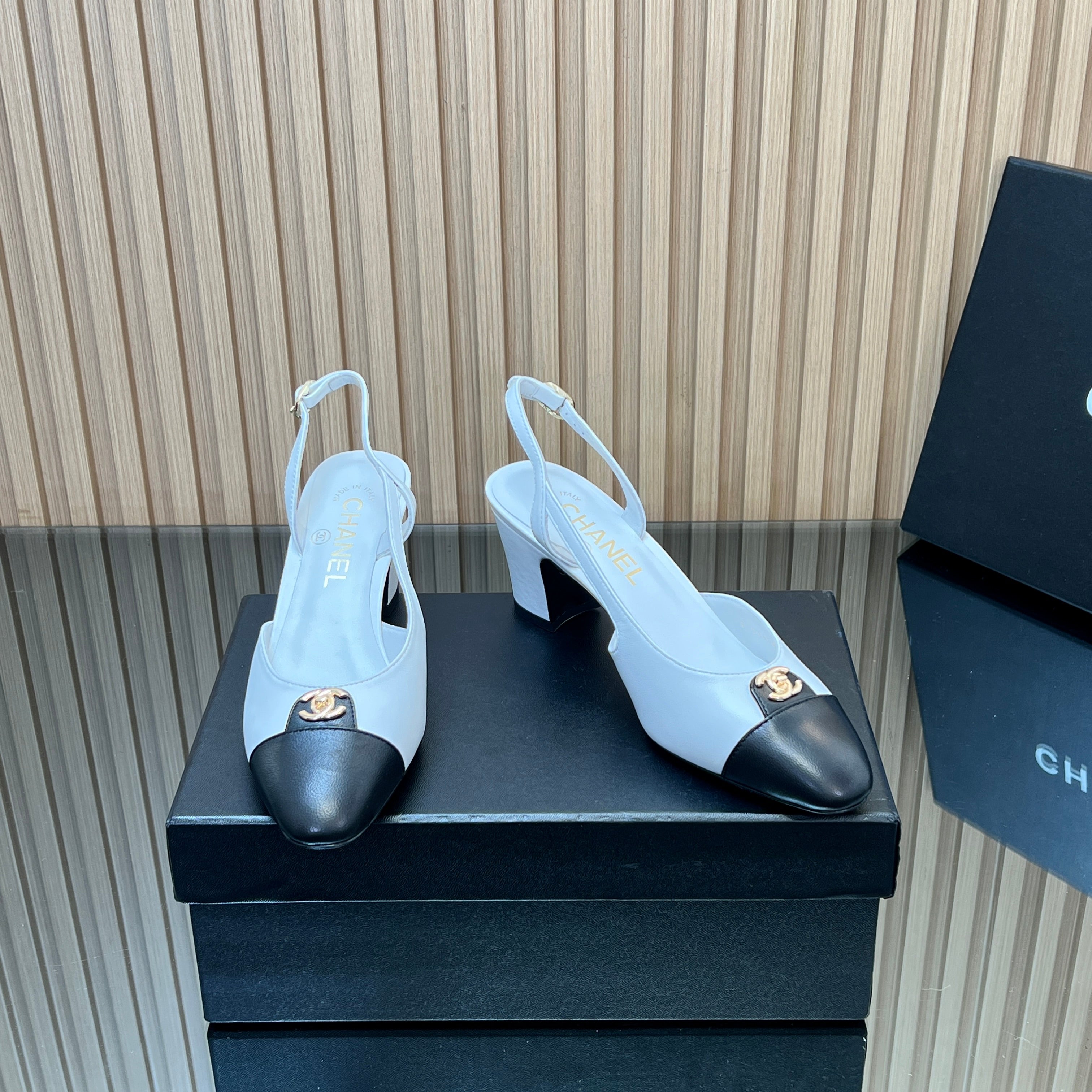 CHANEL 25S SLINGBACK SHOE LOGO 65MM IN WHITE CALFSKIN GOLD HARDWARE