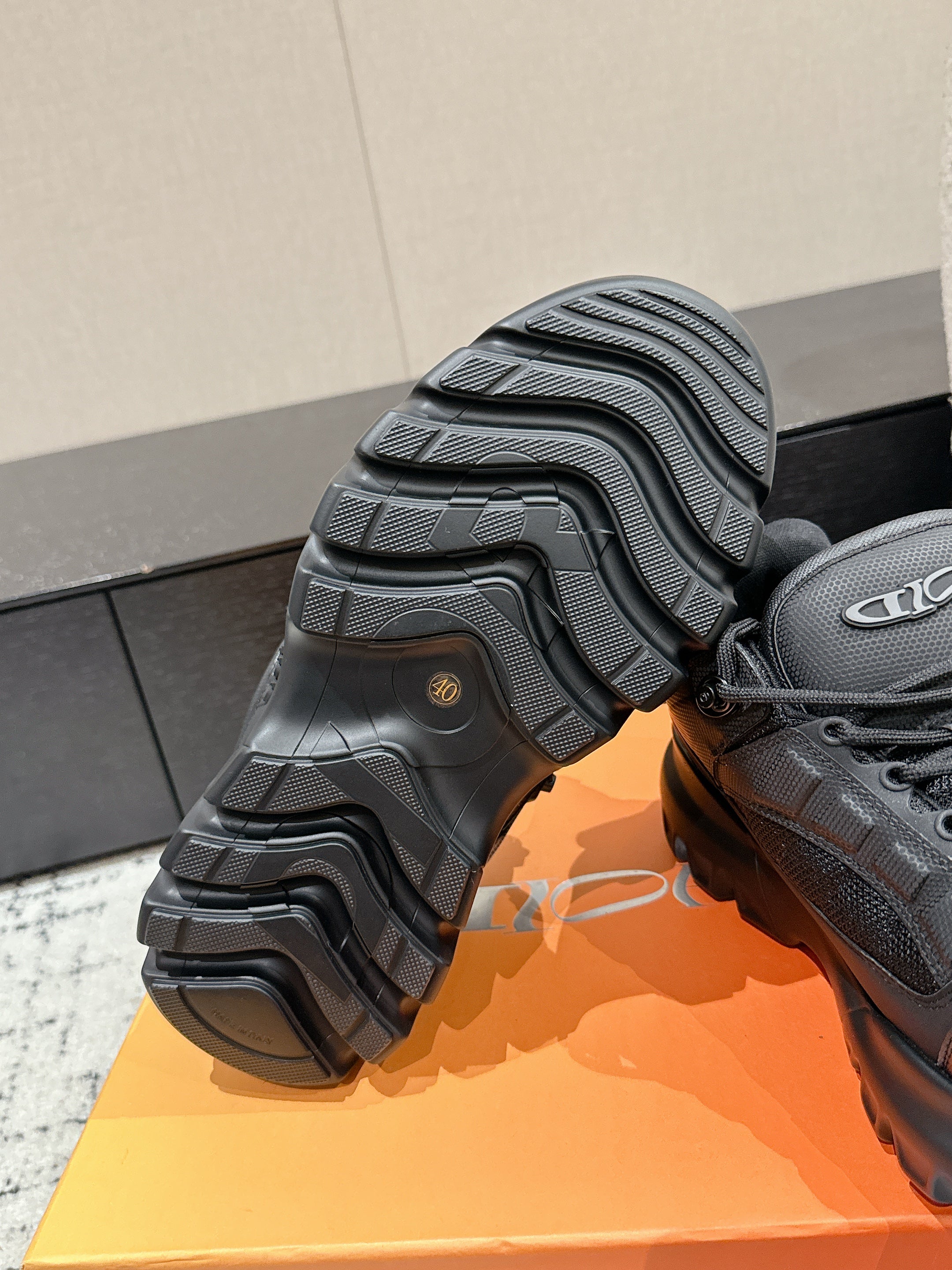 SNEAKER IN BLACK CALFSKIN AND BREATHABLE MESH 175308