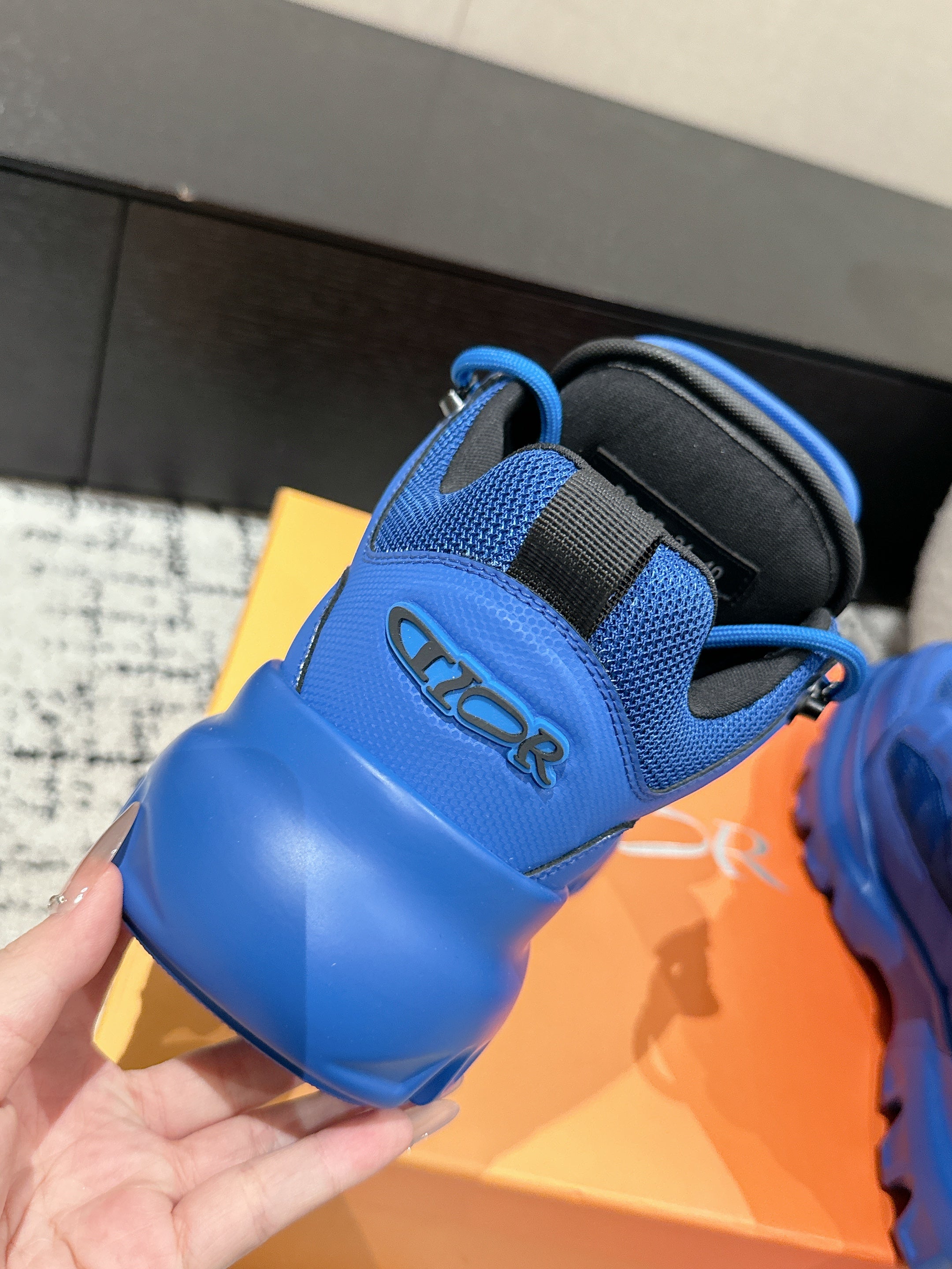 SNEAKER IN COBALT BLUE CALFSKIN AND BREATHABLE MESH 175311