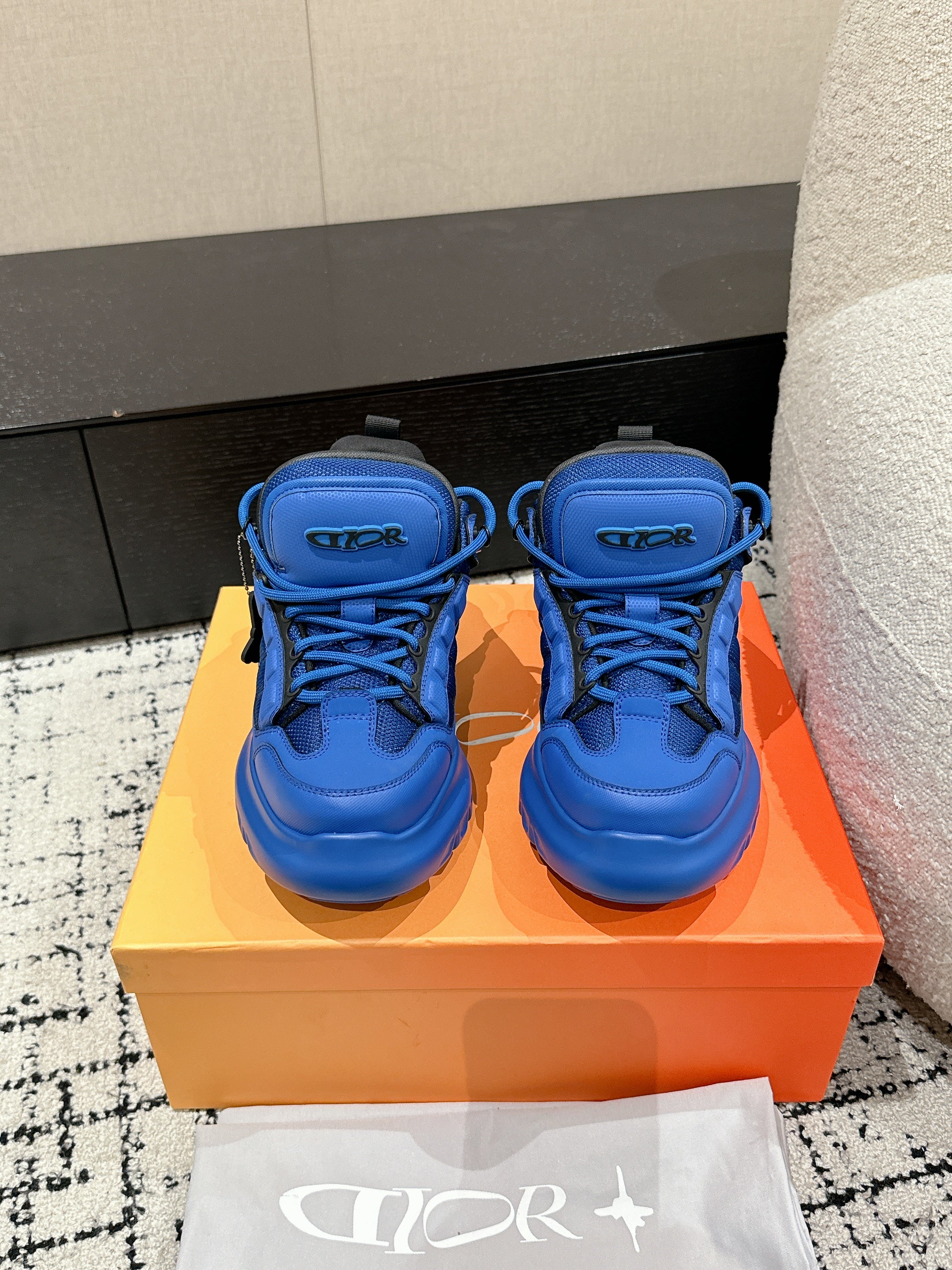 SNEAKER IN COBALT BLUE CALFSKIN AND BREATHABLE MESH 175311