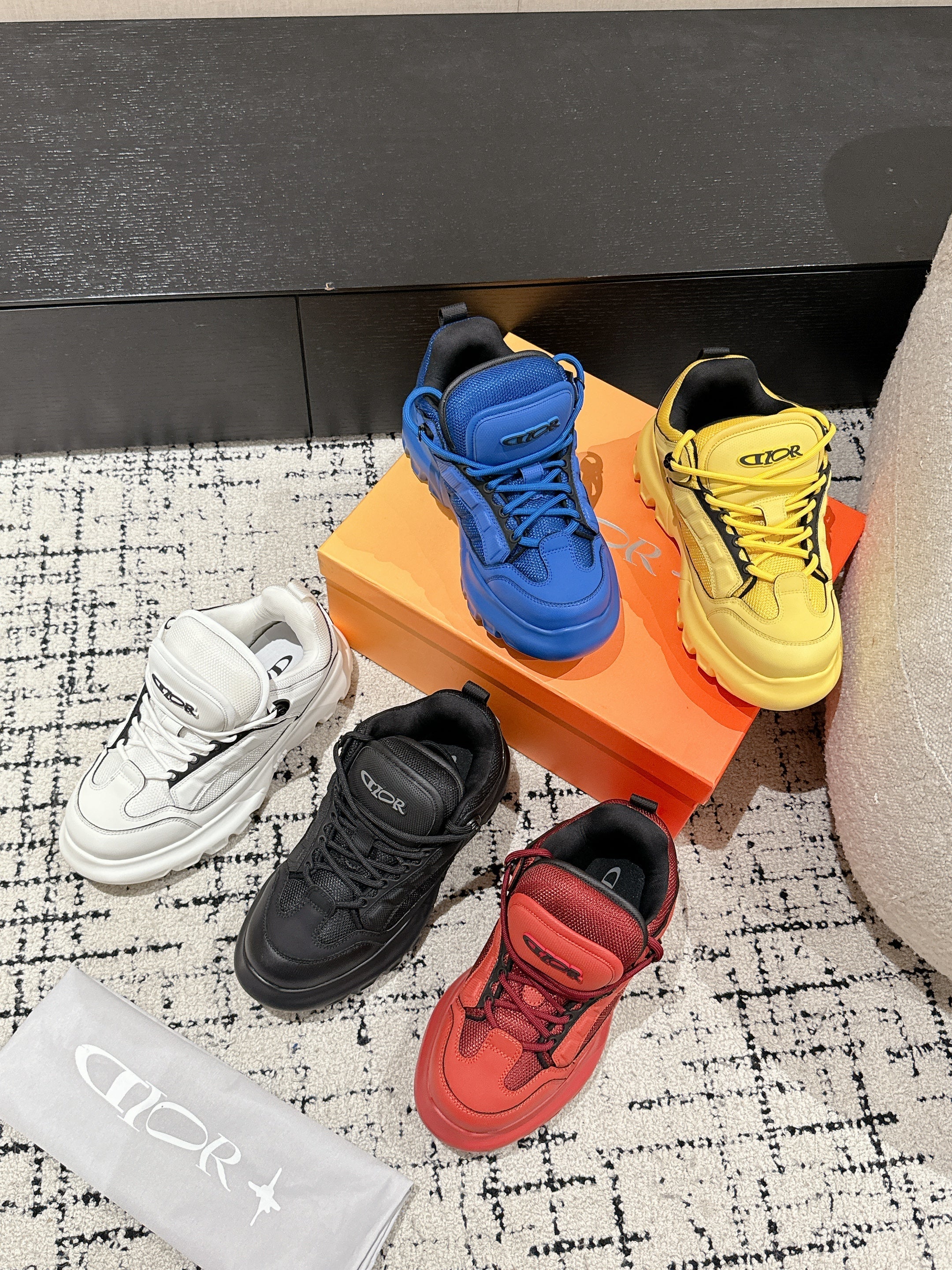 SNEAKER IN COBALT BLUE CALFSKIN AND BREATHABLE MESH 175311