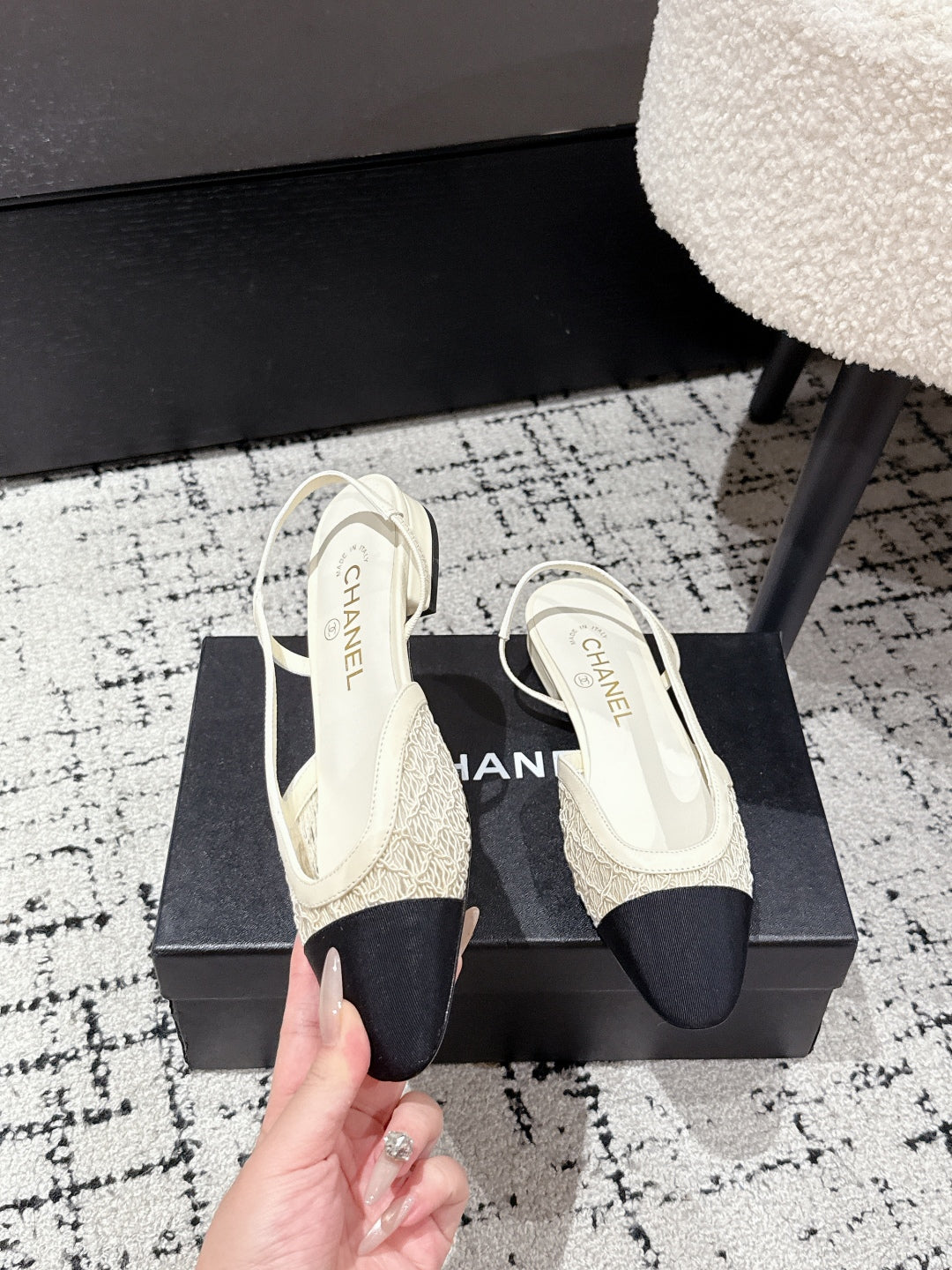 SLINGBACK 25S IN OFF WHITE AND BLACK FABRIC