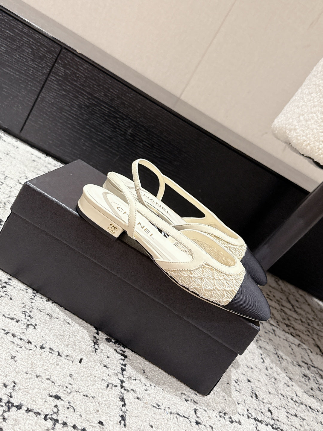 SLINGBACK 25S IN OFF WHITE AND BLACK FABRIC