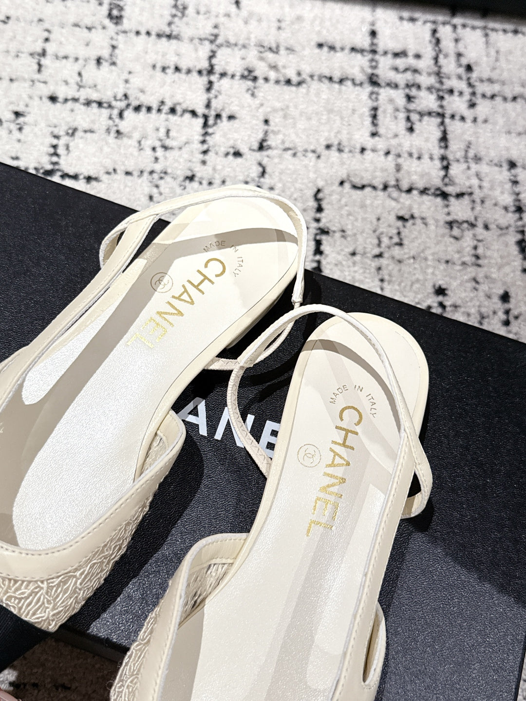 SLINGBACK 25S IN OFF WHITE AND BLACK FABRIC