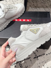 PRADA 25S MEN SNEAKERS LOGO IN WHITE AND LIGHT GRAY NUBUCK AND CANVAS