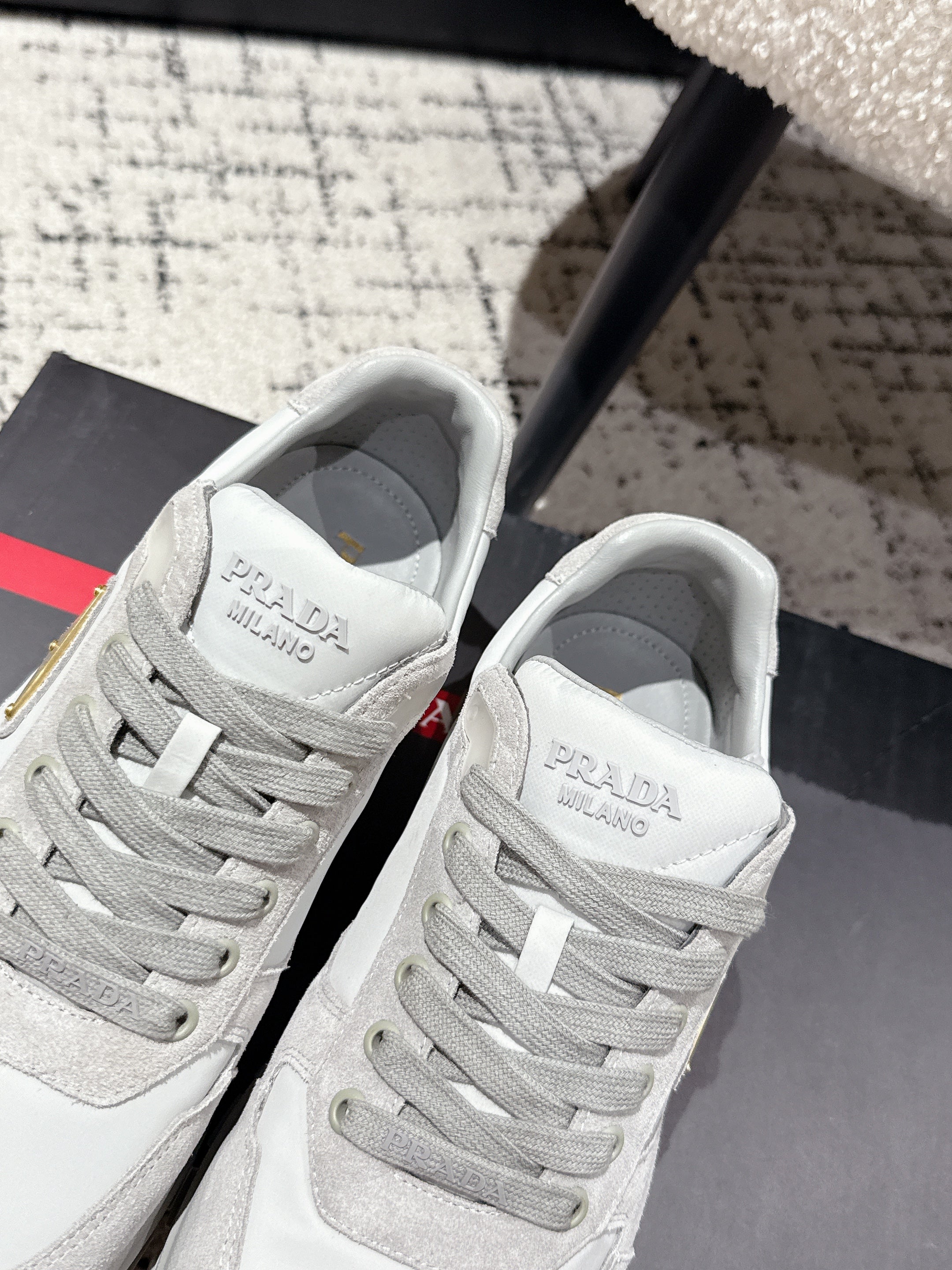 PRADA 25S MEN SNEAKERS LOGO IN WHITE AND LIGHT GRAY NUBUCK AND CANVAS