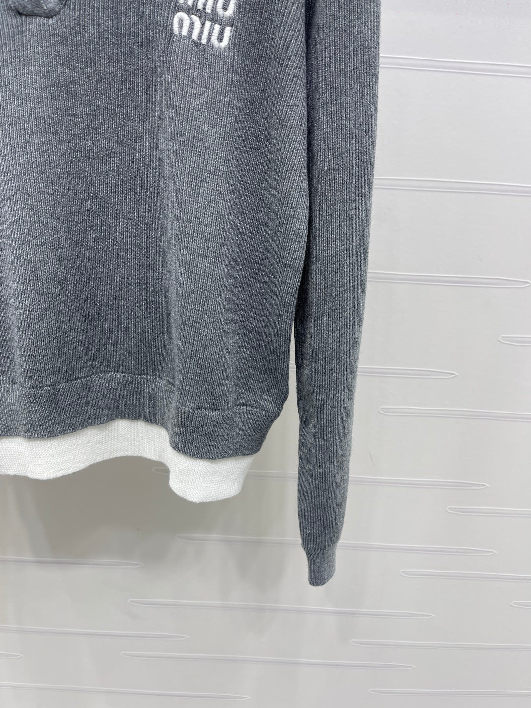 MIUMIU SWEATER STYLE 604